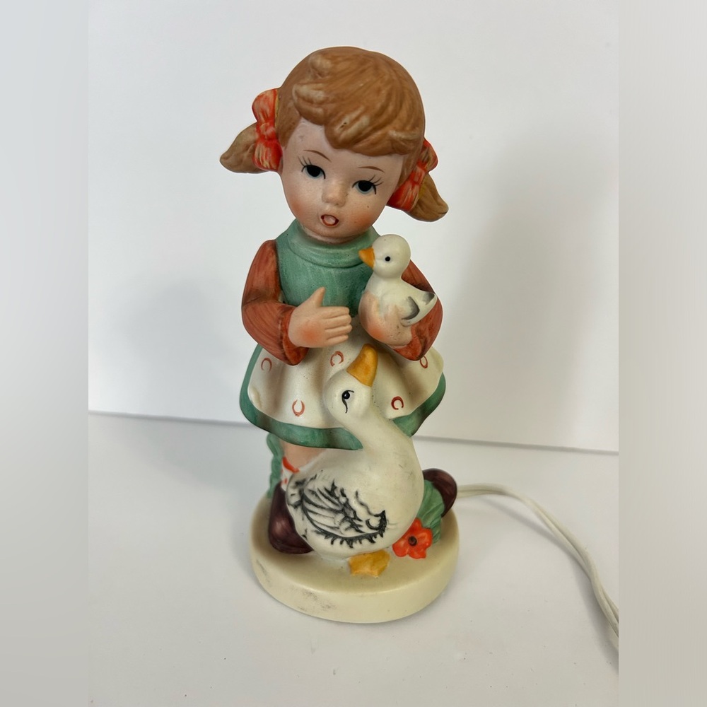 Vintage Irice Girl Geese Ceramic Bisque Night Light Perfume Lamp Taiwan  Works